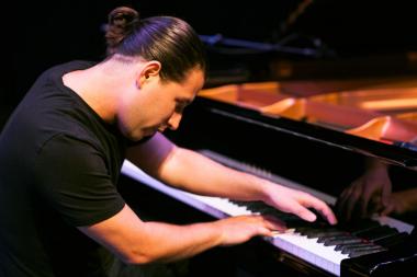 Alfredo Rodríguez playing piano