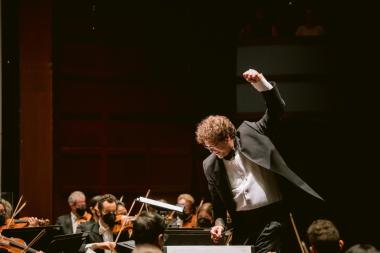 Artistic and Music Director Donato Cabrera conducting the California Symphony Orchestra