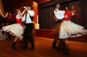 Eszterlánc Hungarian Folk Ensemble 