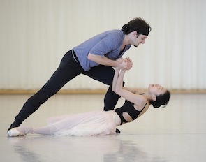 Rubén Martín Cintas and Yuan Yuan Tan rehearse <em>Onegin</em> 