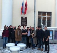 Eshima and students in front of the Gnessin Academy 