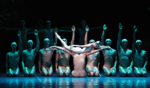 A typically theatrical Neumeier scene in <em>Dream</em> 