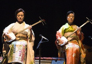 Chizuru and Satomayu Kineya playing the shamisen 