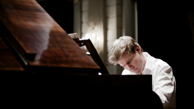 Kristian Bezuidenhout performing at Concertgebouw Amsterdam (Photo by Marco Borggreve)