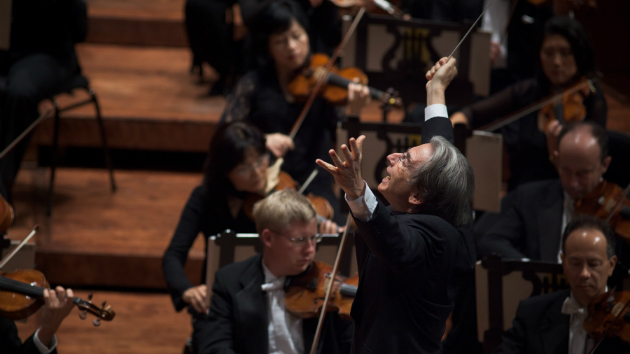 Michael Tilson Thomas and the SF Symphony (Photo by Bill Swerbenski)