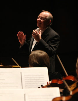 McGegan conducting the Philharmonia Baroque Orchestra.