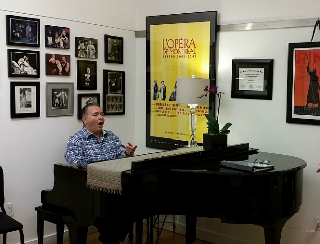 César Ulloa, teaching in his studio