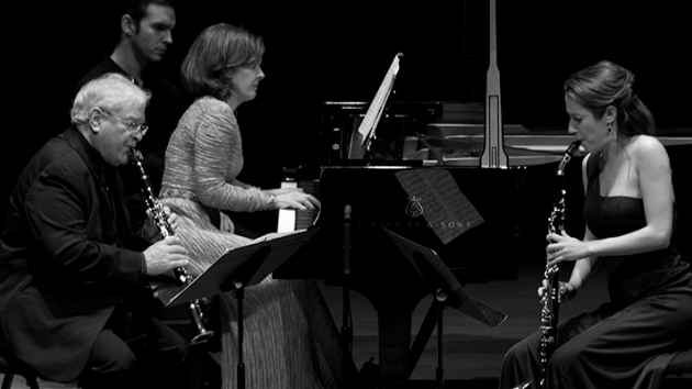 David Shifrin and Romie de Guise-Langlois performing.