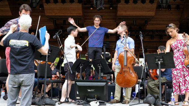 John Adams (left, with back to camera) and Britt Festival Music Director Teddy Abrams during rehearsal with the Dover String Quartet (Photo by Jason Victor Serinus)