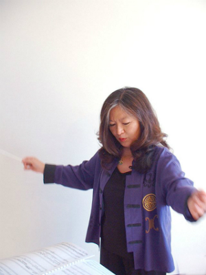 Mary Chun conducting (Photo by Aislinn Scofield)