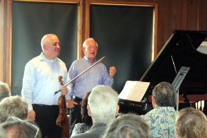 Stefan Hersh (left) and Paul Hersh prepare the Preston Hall audience for their performance of Beethoven. (Photo by Jeff Kaliss)